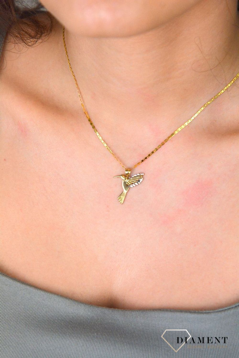 Złota zawieszka 375 koliber ZA 6902A 375. Złota zawieszka 375. Złoty wisiorek koliber. Złota zawieszka damska. Zawieszka damska  próby 375. Złota zawieszka na prezent..jpg